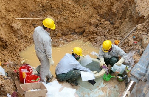 Công nhân khắc phục đường ống sông Đà bị vỡ,