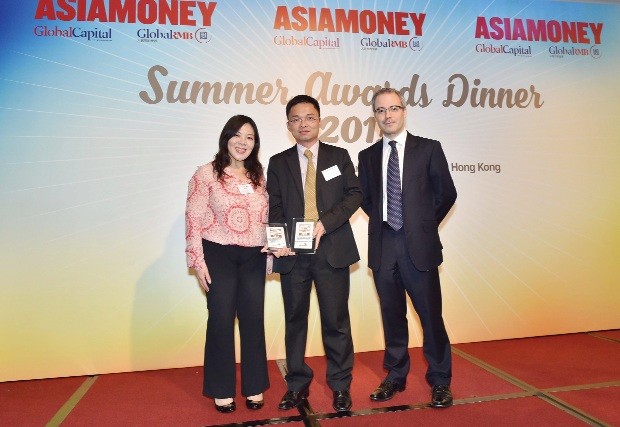 Đại diện Vietcombank, ông Hà Đức Quân, Giám đốc Công ty Vinafico Hong Kong (đứng giữa) nhận các giải thưởng do Tạp chí Asiamoney trao tặng cho Vietcombank