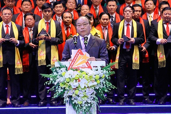 Phó Thủ tướng Nguyễn Xuân Phúc phát biểu chúc mừng 200 doanh nghiệp đạt Giải thưởng Sao Vàng đất Việt 2015. Ảnh: Chí Cường