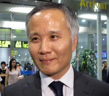 Thứ trưởng Trần Quốc Khánh trả lời báo chí ngay sau khi đặt chân xuống Sân bay Nội Bài đêm 6/10. Ảnh: Chí Hiếu.