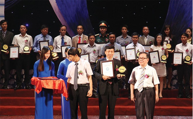 Xi măng Cẩm Phả được vinh tranh trong Chương trình trao chứng nhận Nhãn hiệu nổi tiếng, nhãn hiệu cạnh tranh 2015
