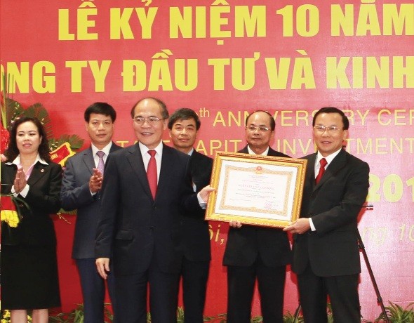 Tại Lễ kỷ niệm 10 năm thành lập SCIC, thay mặt Đảng và Nhà nước, Chủ tịch Quốc hội Nguyễn Sinh Hùng trao tặng Huân chương Lao động hạng Nhất cho Tổng công ty 