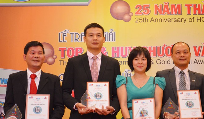 Ông Vũ Anh Tú (thứ 2 từ trái qua) thay mặt FPT Tel nhận Huy chương vàng đơn vị Internet, viễn thông Việt Nam 2013
