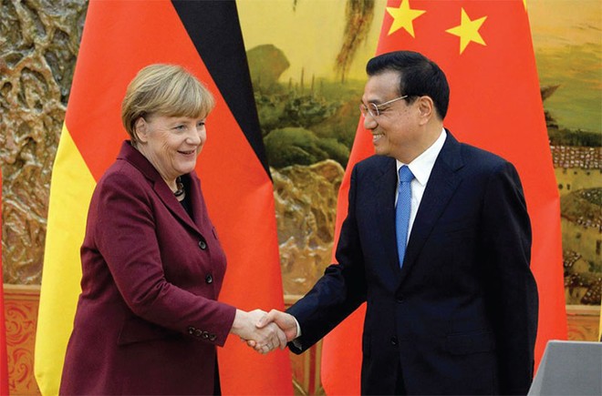 Thủ tướng Đức Angela Merkel bắt tay Thủ tướng Trung Quốc Lý Khắc Cường sau cuộc họp báo diễn ra ngày 29/10 tại Bắc Kinh