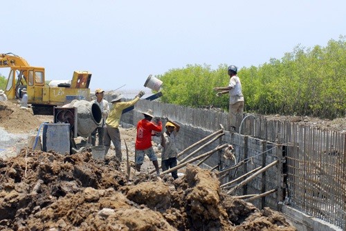 Xây dựng bờ kè chống sạt lở ven biển ở Kiên Giang. Ảnh: Công HânTNO