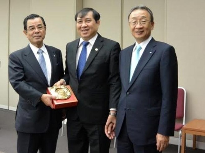 Chủ tịch UBND thành phố Đà Nẵng Huỳnh Đức Thơ (giữa) và ông Kyohei Takahashi, Chủ tịch Showa Denko và ông Kuniharu Nakamura, Chủ tịch Tập đoàn Sumitomo tại buổi làm việc ngày 10/11