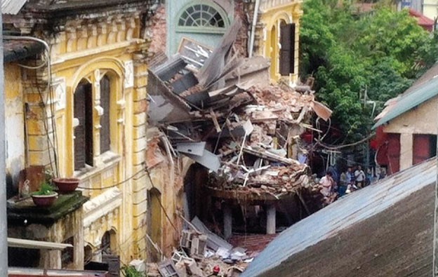 Hiện trường sự cố sập nhà biệt thự cũ tại nhà số 107 Trần Hưng Đạo