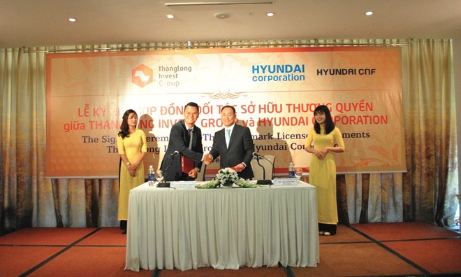 Chủ tịch HĐQT TIG Nguyễn Phúc Long (trái) và Phó chủ tịch Tập đoàn Hyundai Kim Sung Soo hoàn tất ký kết hợp tác 
