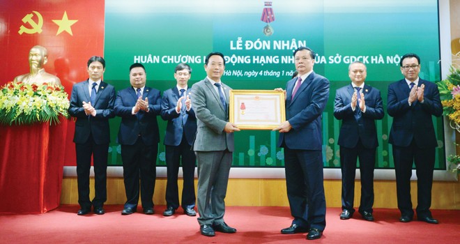 Thừa ủy quyền của Chủ tịch nước, Bộ trưởng Đinh Tiến Dũng trao Huân chương Lao động Hạng Nhất cho HNX