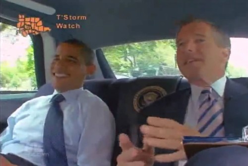 Một cảnh quay về tổng thống Obama trong limousine.
