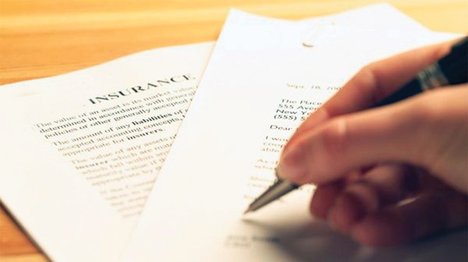 Khách hàng cần đọc kỹ hợp đồng trước khi đặt bút ký