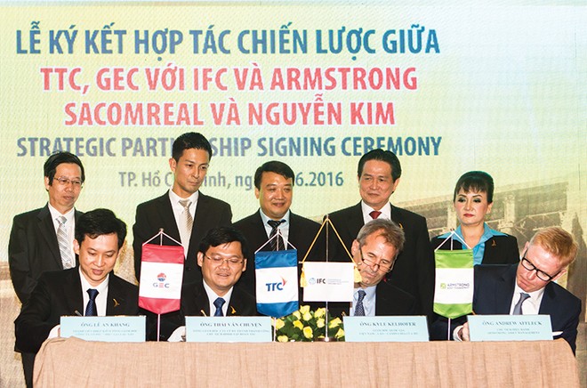 Ban lãnh đạo Tập đoàn TTC, GEC, IFC và Armstrong tại lễ ký kết hợp tác chiến lược giữa các bên