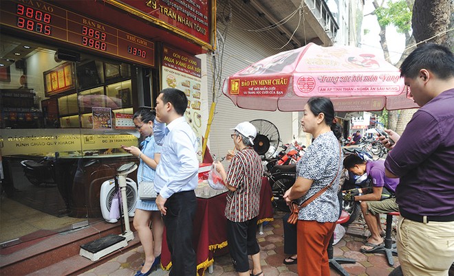 Cảnh xếp hàng từ sáng sớm chờ giao dịch vàng trên phố Trần Nhân Tông, Hà Nội tái diễn trong đợt sốt vàng vừa qua