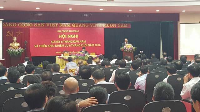 Thủ tướng Chính phủ Nguyễn Xuân Phúc chỉ đạo Bộ Công thương tập hợp kiến nghị của các ngành để gỡ khó cho doanh nghiệp xuất khẩu 6 tháng cuối năm 2016