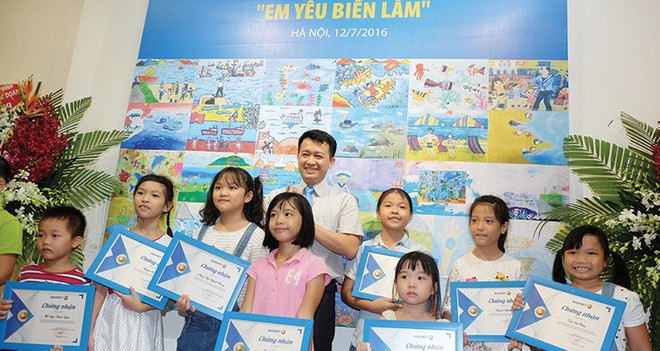 Đại diện Tập đoàn Bảo Việt trao giải thưởng cho các em thiếu nhi có tác phẩm xuất sắc nhất Cuộc thi vẽ tranh với chủ đề “Em yêu biển lắm”