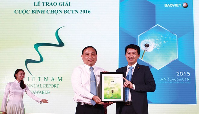 Anh Phạm Ngọc Tú (bên phải) - Phó Giám đốc phụ trách Khối Quản lý Tài chính BVH nhận Giải nhất Báo cáo phát triển bền vững 2016 