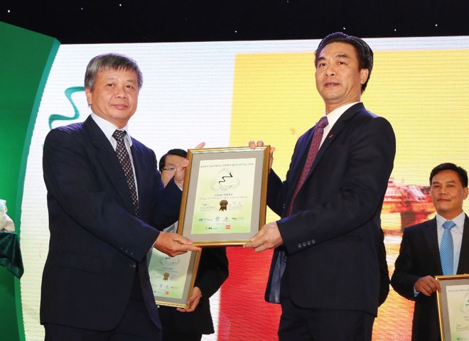 Thứ trưởng Bộ Kế hoạch và Đầu tư Nguyễn Thế Phương trao giải Báo cáo thường niên tốt nhất cho PV Drilling trong mùa giải năm 2015