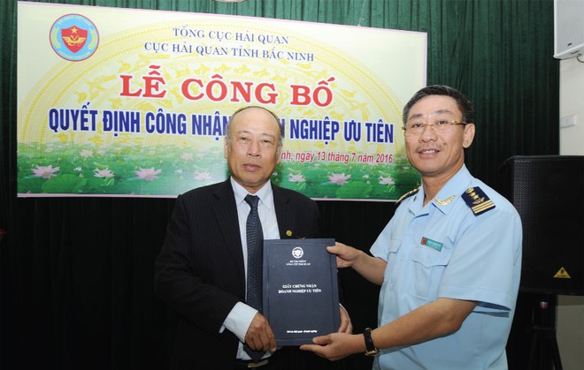 Chủ tịch TNG Nguyễn Văn Thời nhận quyết định công nhận Doanh nghiệp ưu tiên từ đại diện Cục Hải quan Bắc Ninh
