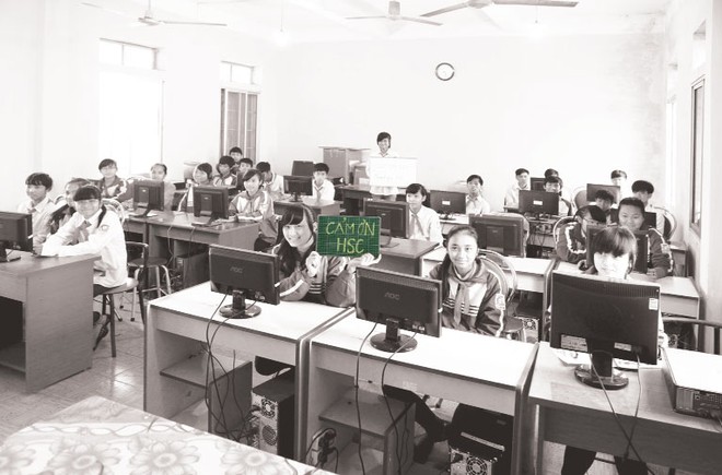 HSC trao tặng máy vi tính 
cho trường THCS Quang Hưng, huyện Kiến Xương, tỉnh Thái Bình