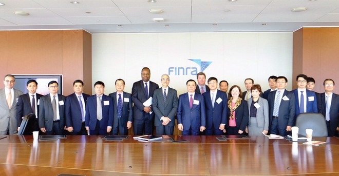 Đoàn công tác do Bộ trưởng Bộ Tài chính Đinh Tiến Dũng dẫn đầu trong một cuộc làm việc tại Finra – Tổ chức giữ gìn sự liêm chính trên thị trường tài chính Mỹ