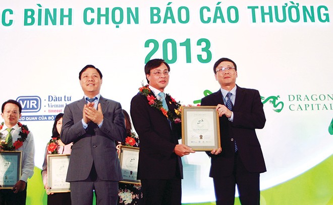 Thứ trưởng Bộ Kế hoạch và Đầu tư Đặng Huy Đông và Chủ tịch UBCK Vũ Bằng trao giải Báo cáo thường niên tốt nhất năm 2013