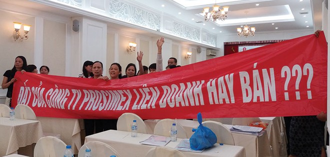 Tại ĐHCĐ thường niên 2016, cổ đông Prosimex đã căng biểu ngữ biểu tình vì cho rằng Ban lãnh đạo Công ty tự ý bán rẻ khu đất tại phố Vũ Tông Phan, Khương Đình, Hà Nội, gây thiệt hại cho cổ đông. 
