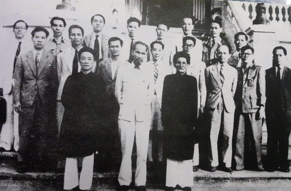 Chính phủ dân chủ cách mạng đầu tiên của nước Việt Nam Dân chủ Cộng hòa do Hồ Chí Minh làm Chủ tịch thành lập và ra mắt quốc dân 