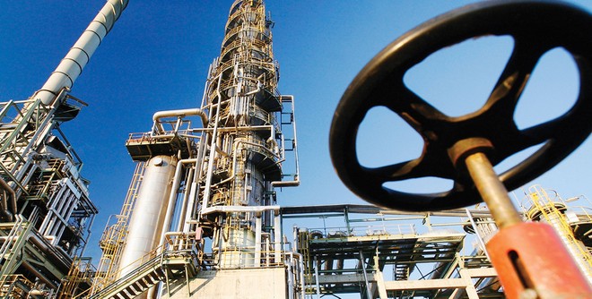 Hệ lụy giá dầu buộc các nhà sản xuất dầu mỏ đổi hướng