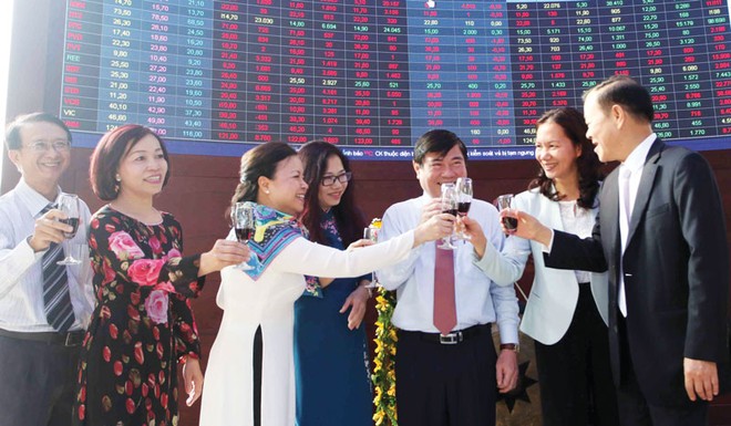 Lãnh đạo Ủy ban Chứng khoán Nhà nước cùng lãnh đạo Sở Giao dịch chứng khoán TP. HCM chia vui với một số doanh nghiệp thành danh trên TTCK Việt Nam