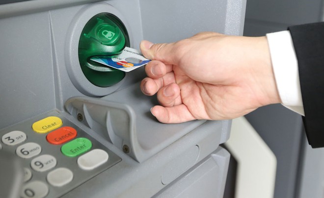 Tội phạm ngày một tinh vi, nên cả ngân hàng và người dùng thẻ cùng phải nâng cao ý thức đề phòng rủi ro 