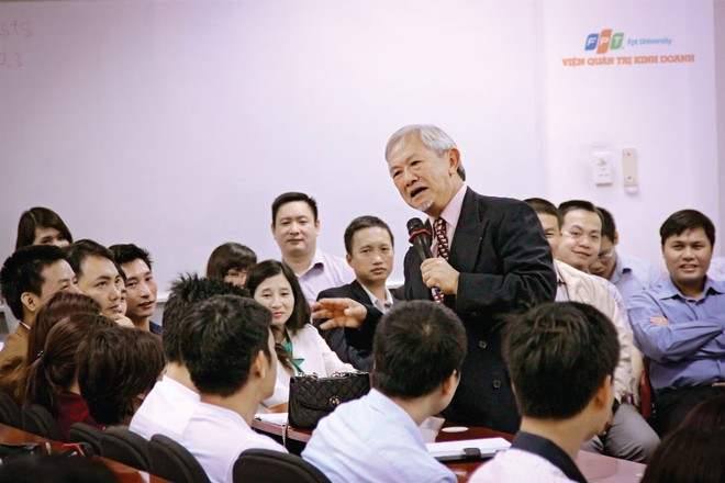 GS. Phan Văn Trường trong một buổi nói chuyện với các doanh nhân trẻ