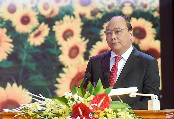 Thủ tướng Nguyễn Xuân Phúc dự lễ phát động phong trào thi đua “Doanh nghiệp Việt Nam hội nhập-phát triển” và trao cúp Thánh Gióng cho các doanh nhân tiêu biểu.