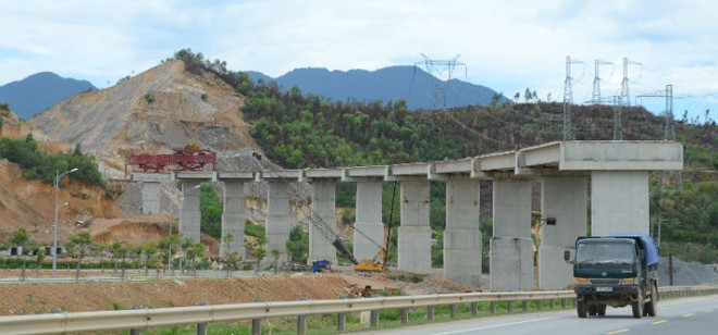 Công trình cầu trên tuyến cao tốc La Sơn-Túy Loan nơi xảy ra sự cố cuối tháng 8/2016 được cơ quan chuyên môn kết luận do yếu tố khách quan. Ảnh: Hà Minh