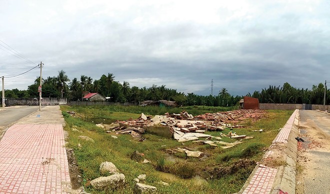 Một “dự án” đất nền phân lô tại quận 9, với các căn nhà xây tạm được đập bỏ, hạ tầng được đầu tư sơ sài. ảnh: Việt Dũng

