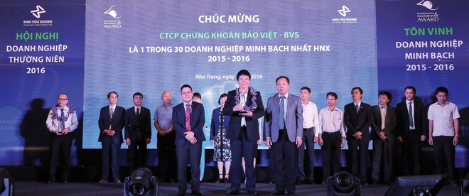 Chủ tịch Sở GDCK Hà Nội Nguyễn Thành Long cùng Tổng Biên tập Báo Đầu tư Lê Trọng Minh vinh danh 30 DN có điểm minh bạch cao nhất trong mùa chấm 2016