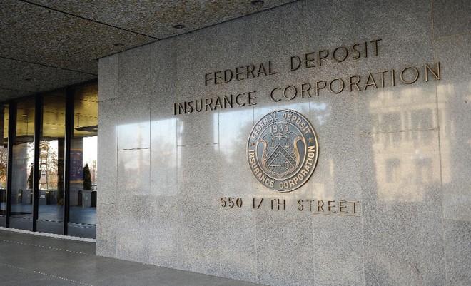 FDIC là công ty hoạt động như một cơ quan độc lập giám sát và bảo hiểm tiền gửi cho các tổ chức tín dụng tại Mỹ