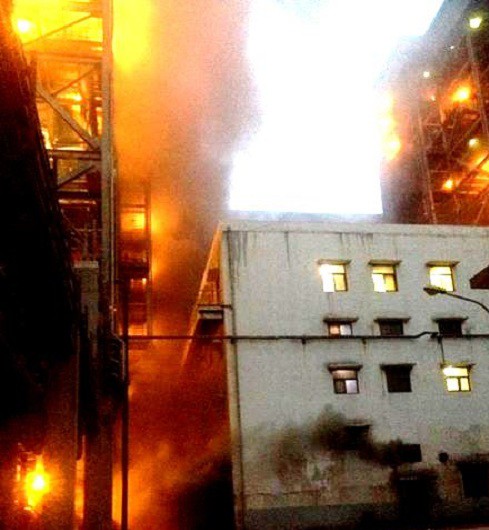 Vụ cháy đã thiêu rụi một nhà xưởng. Ảnh báo Quảng Ninh