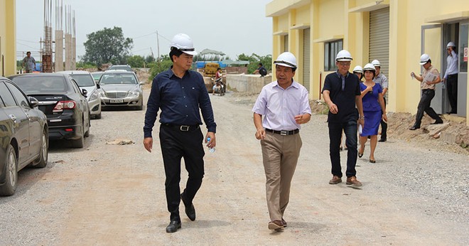 Chủ tịch SCIC Nguyễn Đức Chi (ngoài cùng bên trái) trao đổi với lãnh đạo CTCP Traphaco