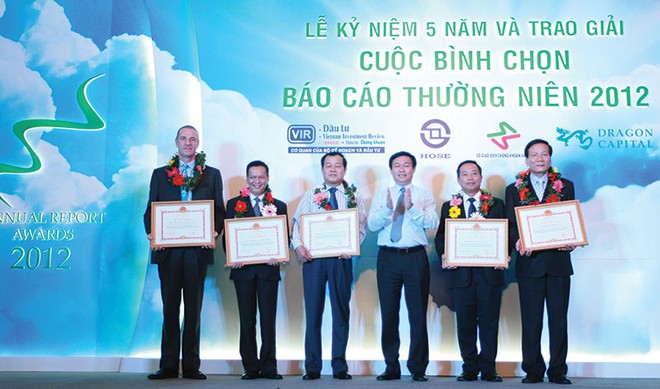 Từ ý tưởng của ông Dominic Scriven, Cuộc bình chọn Báo cáo thường niên tốt nhất trên TTCK Việt Nam đã ra đời năm 2007, giúp sức và khích lệ các doanh nghiệp niêm yết minh bạch hơn