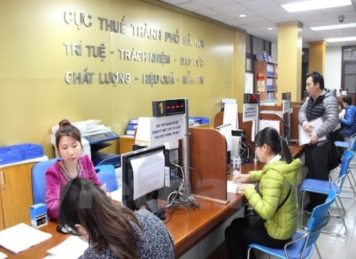 Cá nhân, hộ gia đình hoạt động kinh doanh có doanh thu hàng năm dưới 100 triệu đồng sẽ không phải đóng lệ phí môn bài. Trong ảnh: Cục thuế Thành phố Hà Nội
