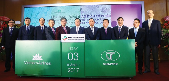 Lãnh đạo Bộ Tài chính, Ủy ban Chứng khoán bấm nút khai trương cổ phiếu Vietnam Airlines và Vinatex lên sàn UPCoM ngày giao dịch đầu năm 2017 