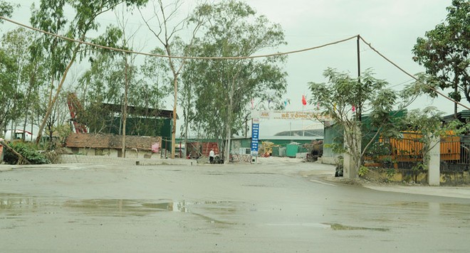Trạm trộn bê tông của Công ty Việt Hàn trong ô đất Khu liên hợp thể thao gây nhiều bức xúc cho người dân vì ô nhiễm và tiếng ồn