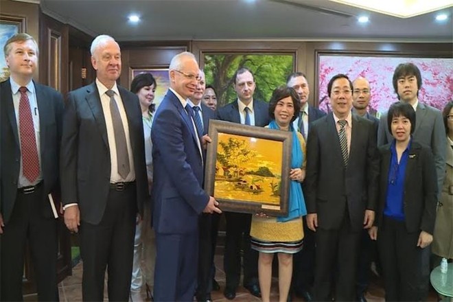 Tập đoàn TH tặng quà lưu niệm cho Thủ tướng Chính phủ Cộng hòa Bashkortostan.
