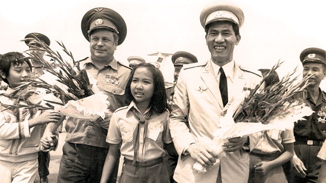 Phạm Tuân và nhà du hành Gorbatko trở về Việt Nam sau chuyến bay lịch sử trên tàu Liên hợp 37