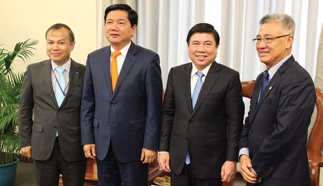 Ông Thanh Mỹ (ngoài cùng bên phải) trao đổi với lãnh đạo TP.HCM về đồng hồ nước thông minh tại Hội nghị Người Việt Nam ở nước ngoài năm 2016