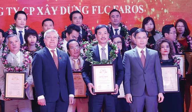Ông Đỗ Như Tuấn, Tổng giám đốc FLC Faros nhận Chứng nhận VNR500
