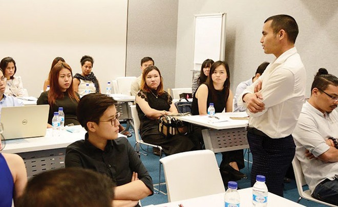 CEO Nguyễn Minh Quý trao đổi  với khách hàng tại sự kiện do NOVAON và Google tổ chức tại trụ sở văn phòng Google châu Á - Thái Bình Dương tại Singapore