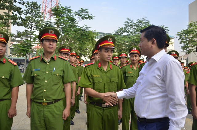Bí thư Thành ủy TPHCM Đinh La Thăng động viên các chiến sĩ Đội Cảnh sát hình sự đặc nhiệm hướng Nam