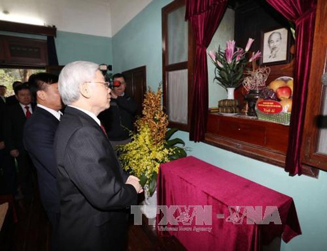 Tổng bí thư Nguyễn Phú Trọng tưởng niệm Bác Hồ tại Nhà 67 trong Khu di tích Chủ tịch Hồ Chí Minh. 