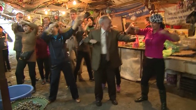 Đại sứ châu Âu nhảy múa cùng người bán hàng trong phiên chợ Tết
